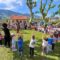 Os nenos e nenas de Neda celebran a tradicional festa dos maios en Albarón con flores, música e moito baile